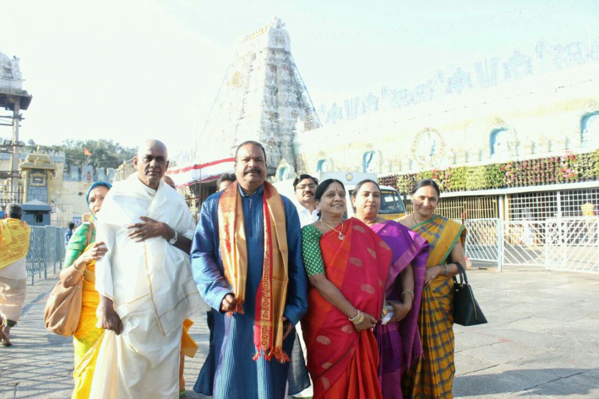 Former Women Cricketer Poornima Rao visits Tirumala, Tonsures head ...