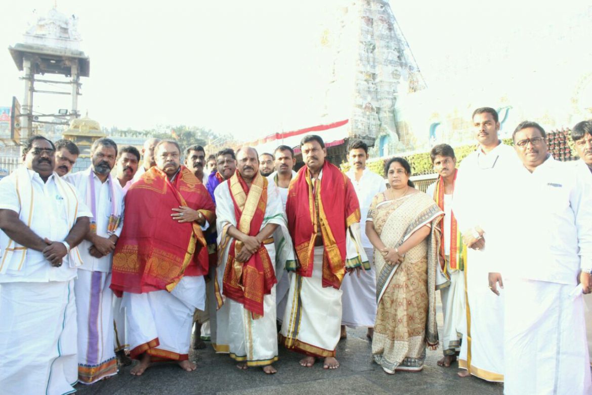 Former Women Cricketer Poornima Rao visits Tirumala, Tonsures head ...